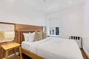 2 dormitorios, escritorio, tabla de planchar con plancha y cuna de viaje