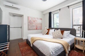 2 bedrooms, desk, iron/ironing board, travel cot - Splendid 2BD/2BA Brand New in Mile End/ Plateau (Montréal)