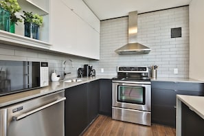 Frigorifero, microonde, forno, piano cottura