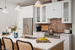 Een koelkast, een magnetron, een oven, een kookplaat