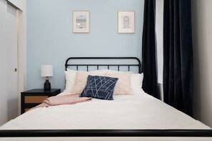 3 slaapkamers, een bureau, een strijkplank/strijkijzer, reisbedje