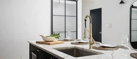 Køleskab, mikrobølgeovn, ovn, kogeplade