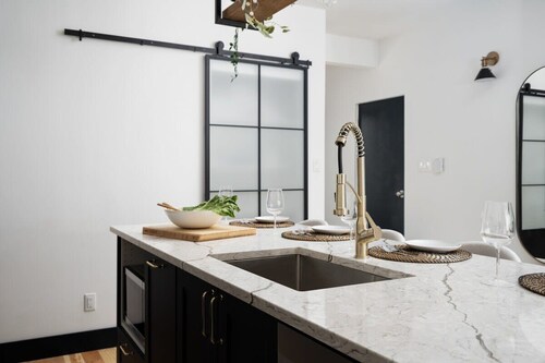 Fashion District of MTL- 3BD 3BA+parking