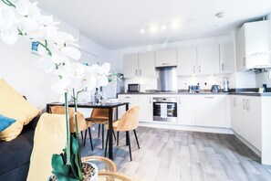 Lägenhet | Eget kök | Kylskåp, mikrovågsugn, ugn och spishäll