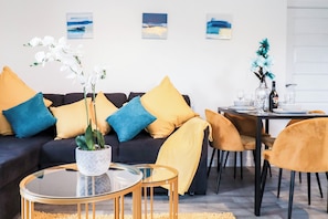 Apartment | Living area | TV