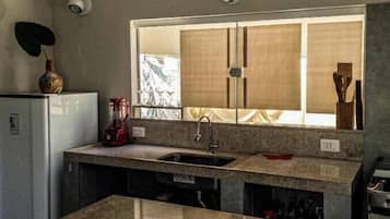 Kühlschrank, Ofen, Herdplatte, Wasserkocher mit Kaffee-/Teezubehör