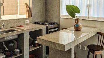 Kjøleskap, ovn, kokeplater og kaffetrakter/tekoker