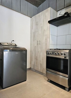 Een koelkast, een microgolfoven, een oven, een kookplaat