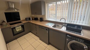 Fridge, microwave, oven, stovetop - Spring cottage. Beautiful quaint period cottage in the heart of Lincolnshire. (Blyton)