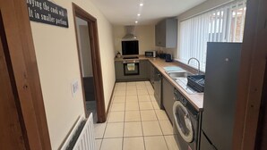 Fridge, microwave, oven, stovetop - Spring cottage. Beautiful quaint period cottage in the heart of Lincolnshire. (Blyton)