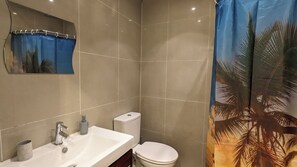 Haartrockner, Handtücher, Seife, Toilettenpapier