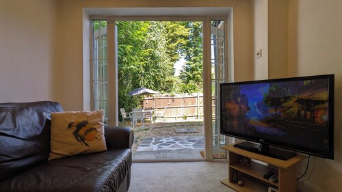 Cosy Garden Flat near Pinner Station Free Parking

