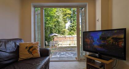 Cosy Garden Flat near Pinner Station Free Parking