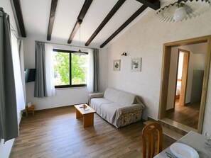 Maison (One Bedroom Holiday Home) | Salle de séjour | Téléviseur à écran plat de 32 po avec télévision par satellite