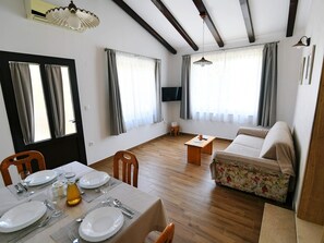 Casa (One Bedroom Holiday Home) | Sala de estar | TV de tela plana 32 polegadas com canais via satélite