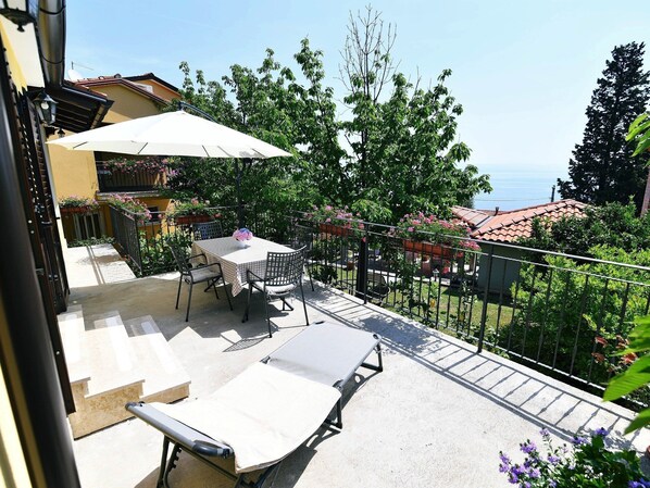 Terrace/patio - Charming Holiday Home With Terrace and Garden - One Bedroom Holiday Home (Moscenicka Draga)