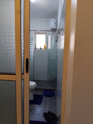 Dusch, handdukar, tvÄl och toalettpapper