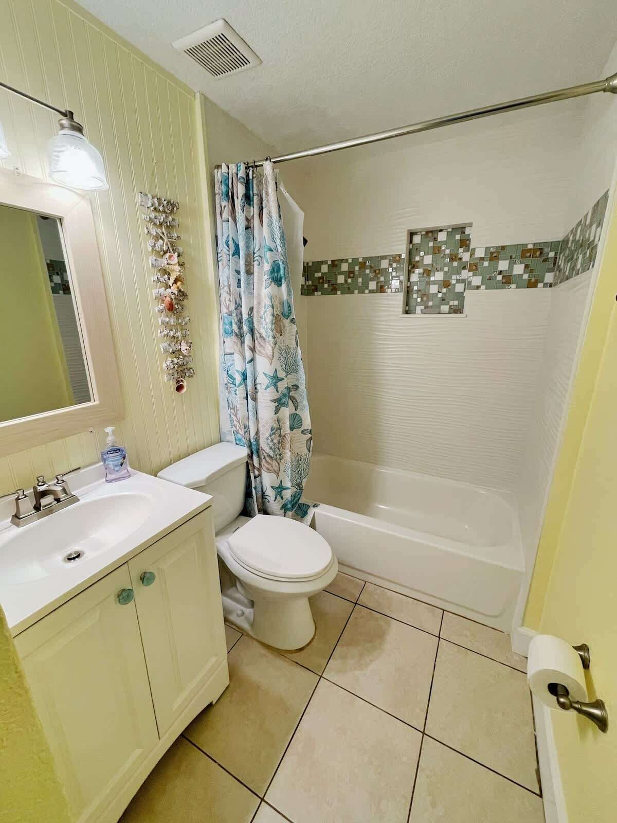Un baño con inodoro, lavamanos y bañera.