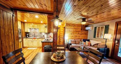 Lake Life Love: Cute 2BR Hideaway on Tranquil Mirror Lake!"