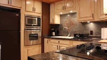 雪櫃、微波爐、焗爐、爐具