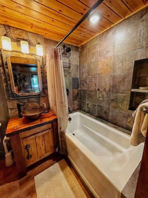 Een douche, een haardroger, handdoeken, zeep
