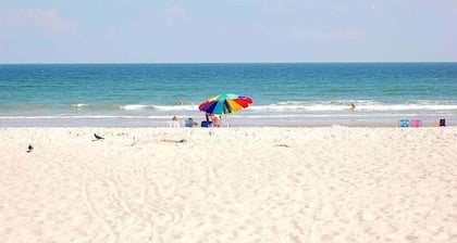 Cozy Cottage 1BR w/sun room, 3 min walk to beach