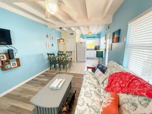 Smart TV, books - Cozy Cottage 1BR w/sun room, 3 min walk to beach (Cape Canaveral)