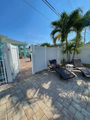 Terrace/patio - Cozy Cottage 1BR w/sun room, 3 min walk to beach (Cape Canaveral)