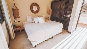 A bedroom with a bed, a round mirror, and two woven baskets. - Luxury Villa-4BDR Private Pool & Jacuzzi (Tulum)