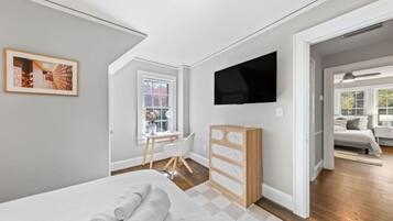 6 quartos, escrivaninha, ferros/tábuas de passar roupa, berço de viagem