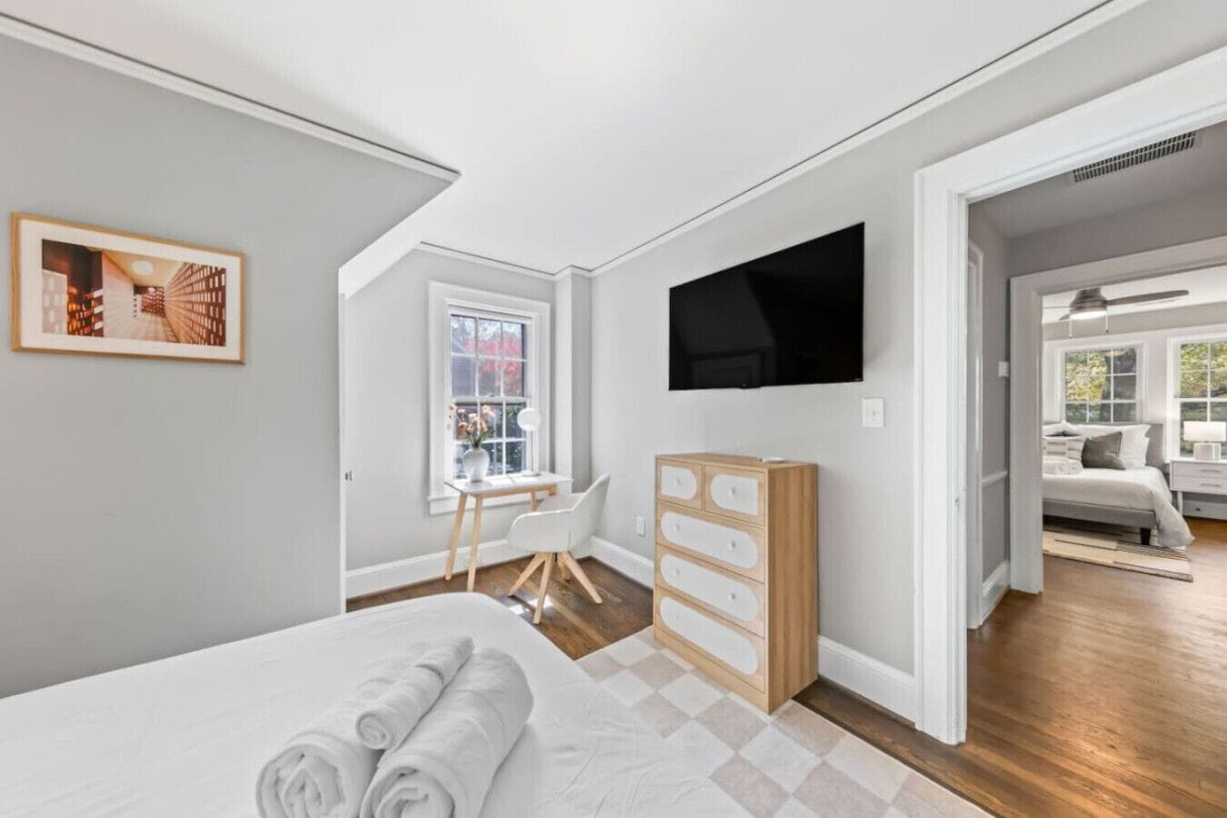 6 bedrooms, desk, iron/ironing board, travel crib
