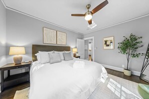 6 habitaciones, escritorio y tabla de planchar con plancha 