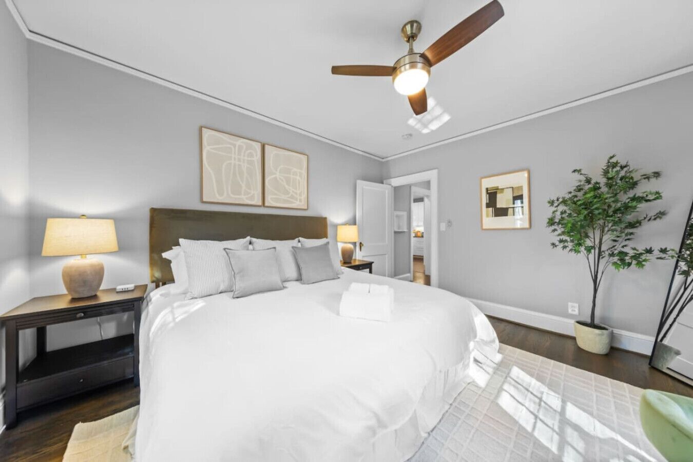 6 chambres, bureau, fer et planche à repasser, lit parapluie