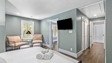 6 slaapkamers, een bureau, een strijkplank/strijkijzer, reisbedje