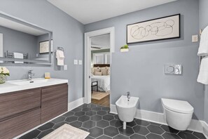 Secador de pelo, toallas