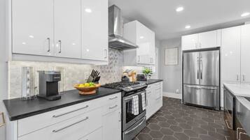 Een koelkast, een magnetron, een oven, een kookplaat