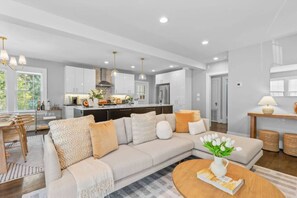 Televisor intel·ligent i taula de tennis de taula 