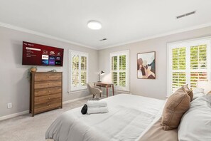 6 habitaciones, escritorio y tabla de planchar con plancha