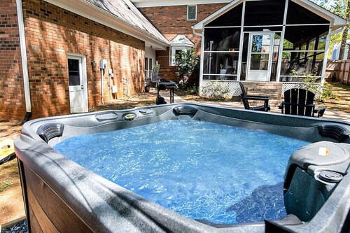 The Greensboro Manor | HotTub + FirePit + Basketball + 15 Min To Sedgefield CC