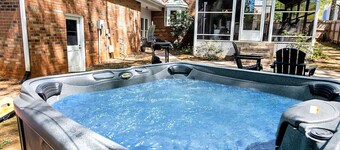 The Greensboro Manor | HotTub + FirePit + Basketball + 15 Min To Sedgefield CC