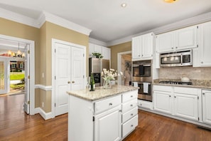 Refrigerador, microondas, horno, placa de cocina