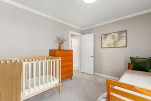 6 chambres, bureau, fer et planche à repasser, lit parapluie