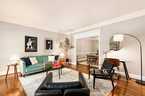 TV connectée, table de tennis de table, livres