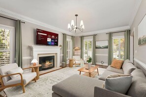 Smart-tv, bordtennisbord, bøger