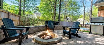 The Greensboro Manor | HotTub + FirePit + Basketball Court + 15 Min To Sedgefield CC
