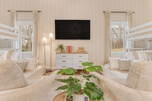 5 slaapkamers, een bureau, een strijkplank/strijkijzer, reisbedje