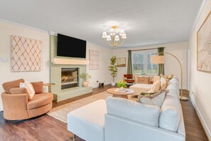 Älytelevisio, pöytätennispöytä, kirjoja