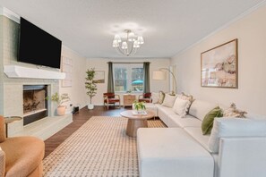 Smart-TV, Tischtennisplatte, Bücher