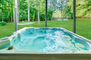 Outdoor spa tub - 7BR Jamestown Oasis with Hot Tub and Games (Jamestown)