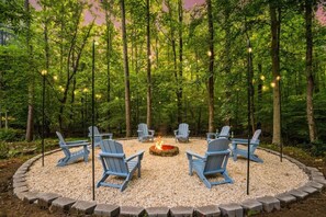 Property grounds - 7BR Jamestown Oasis with Hot Tub and Games (Jamestown)